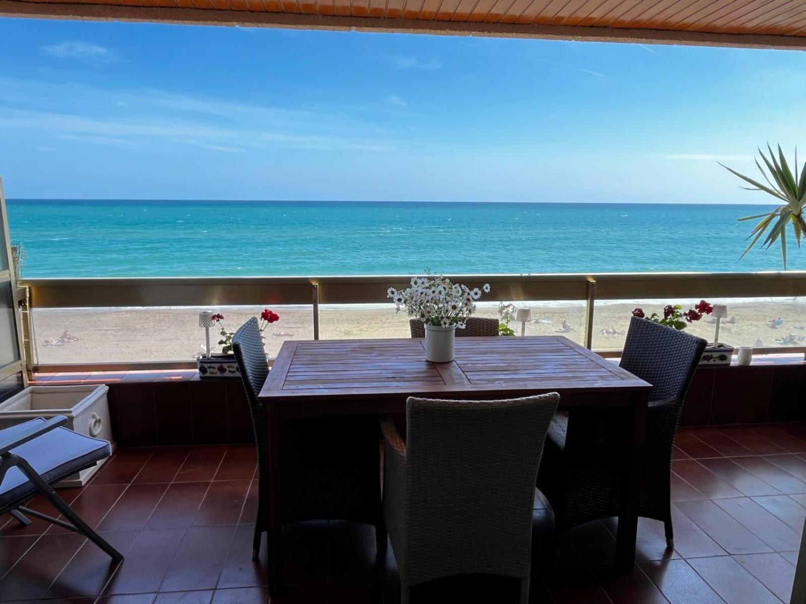 Acogedor Y Amplio Apartamento Familiar A Pie De Playa Calafell Dış mekan fotoğraf